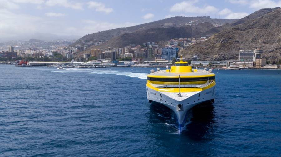 Fred. Olsen transporta a 306.400 pasajeros el primer a&ntilde;o de servicio del trimar&aacute;n &quot;Bajamar Express&quot;