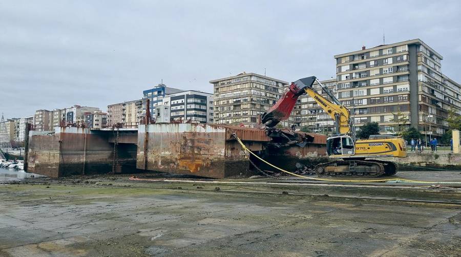 Santander inicia el desguace de una rampa flotante en desuso