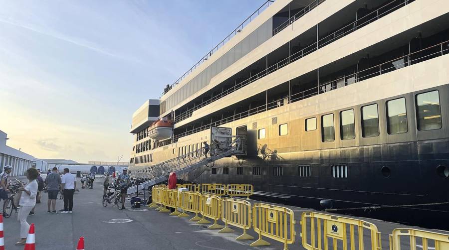 El crucero “World Navigator” atraca por primera vez en el puerto de Castellón