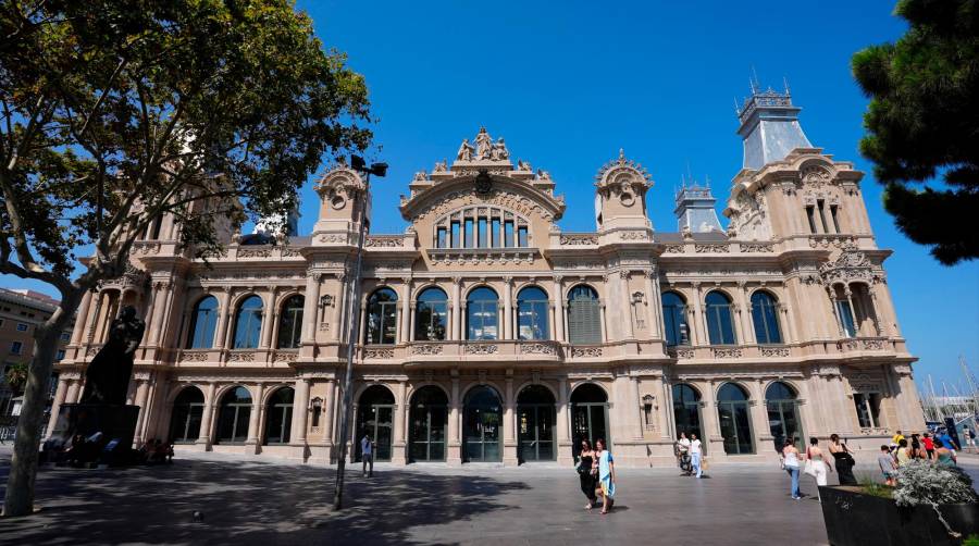 La fachada del edificio de Portal de la Pau ya luce restaurada