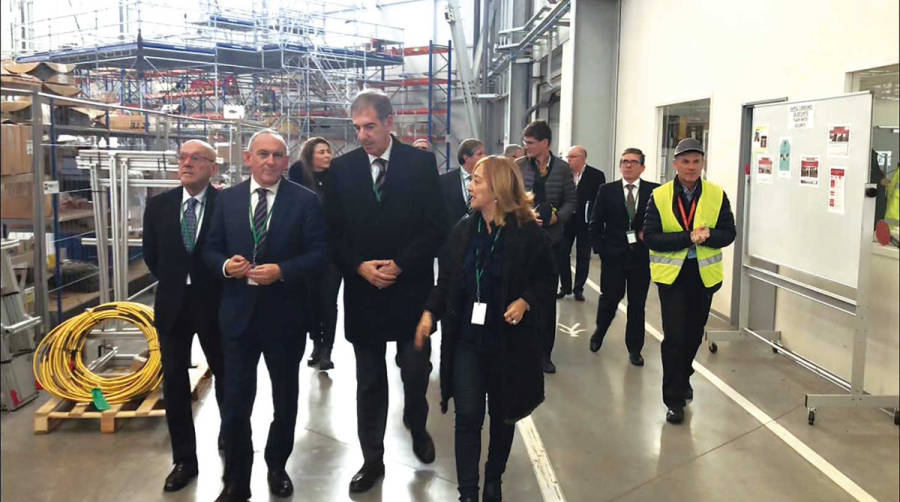 La delegaci&oacute;n alavesa, liderada por el diputado general, Ramiro Gonz&aacute;lez (segundo izq.), en la planta de Airbus en Blagnac.