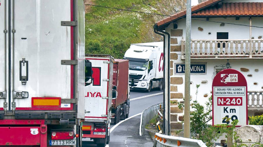 La carretera N-240, que atraviesa el valle de Arratia, soporta en la actualidad un intenso tr&aacute;fico de veh&iacute;culos pesados.