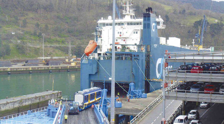 UECC diversifica su actividad en su terminal de Pasaia con el embarque de vagones ferroviarios