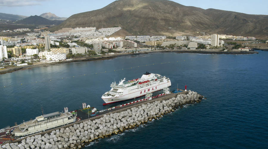 De lunes a viernes, el ferry &quot;Volc&aacute;n de Taburiente&quot; realiza cuatro viajes entre el sur de Tenerife y La Palma.