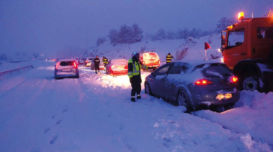 Miles de personas quedaron atrapadas durante 18 horas en la AP-6