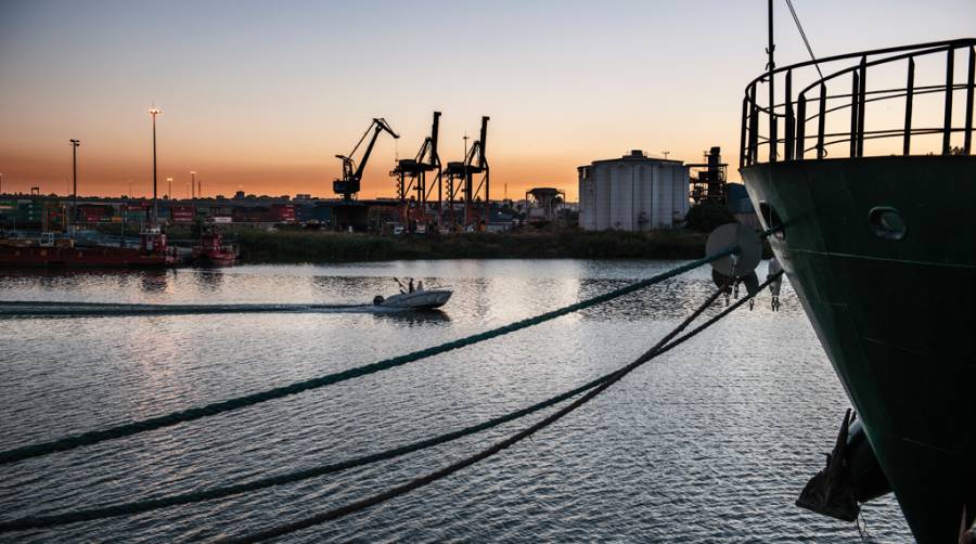 Como requisito b&aacute;sico del pliego, la terminal portuaria contar&aacute; con instalaciones para el atraque de buques de, al menos, 120 metros de eslora y de hasta 8 metros de calado.