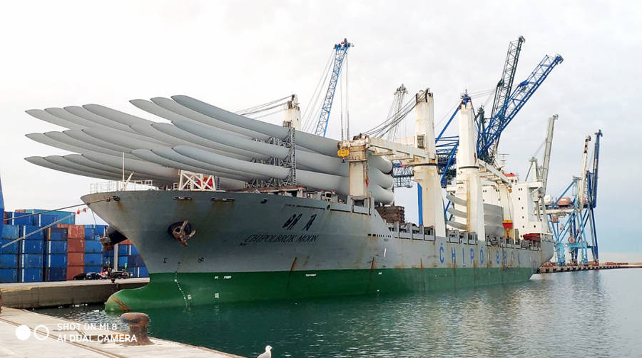 PortCastell&oacute; ha acogido hoy una espectacular operativa de descarga de palas e&oacute;licas en el Muelle del Centenario.