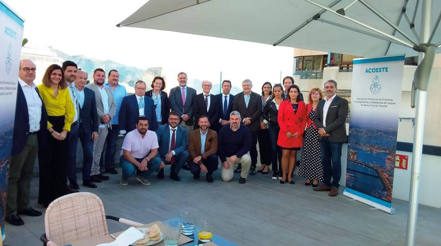 El primer encuentro organizado por ACOESTE tuvo como primer invitado al presidente de Puertos de Tenerife, Carlos González.