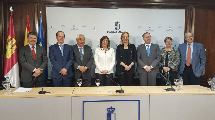 En el acto de la firma del acuerdo tambi&eacute;n participaron Francisco de la Fuente G&oacute;mez, director gerente de Arag&oacute;n Plataforma Log&iacute;stica (APL); Jos&eacute; Antonio Carrillo Morente, director general de Urbanismo y Vivienda de la Consejer&iacute;a de Fomento; Juan Jos&eacute; Cercadillo Calvo, director general del Grupo HERCESA; y el delegado de la Junta de Castilla-La Mancha en Guadalajara, Francisco Rojo.