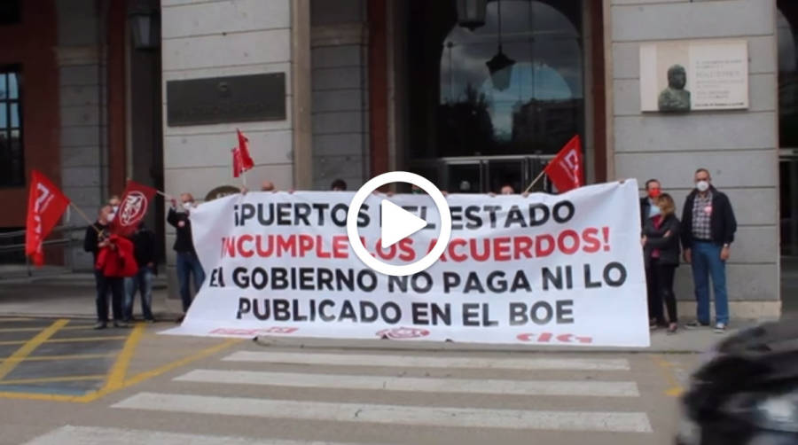 Miembros de UGT y CC.OO. muestran una pancarta reivindicativa frente al Ministerio de Transportes durante la concentraci&oacute;n del viernes. Foto I.Pe&ntilde;a.