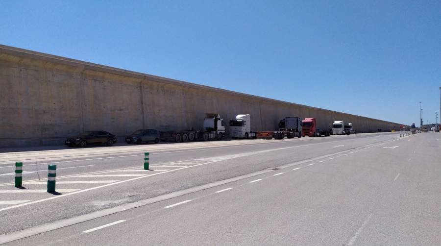 Los transportistas del puerto de Castell&oacute;n mantienen los paros en APM Terminals Valencia.