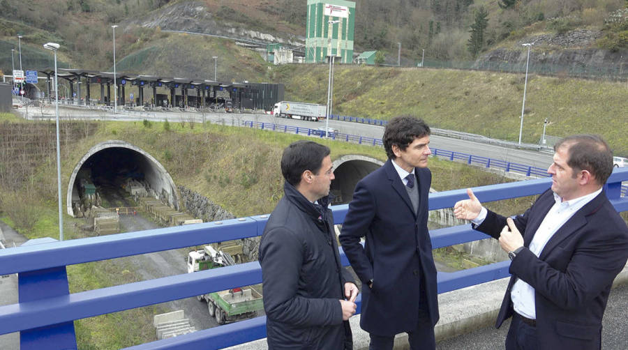 El diputado general de Bizkaia, Unai Rementeria (centro), visit&oacute; la zona de Pe&ntilde;ascal en la que arrancaron las obras.