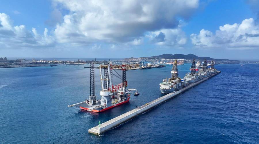 El Puerto de Las Palmas recibe al mayor buque de instalación eólica marina del mundo