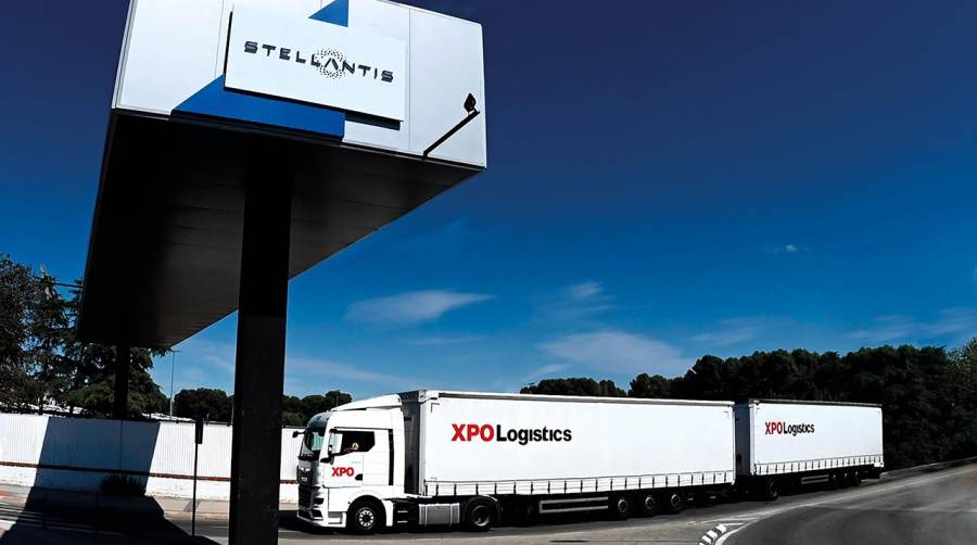 XPO utiliza el duotráiler para ofrecer servicios de carga completa al Grupo Stellantis.