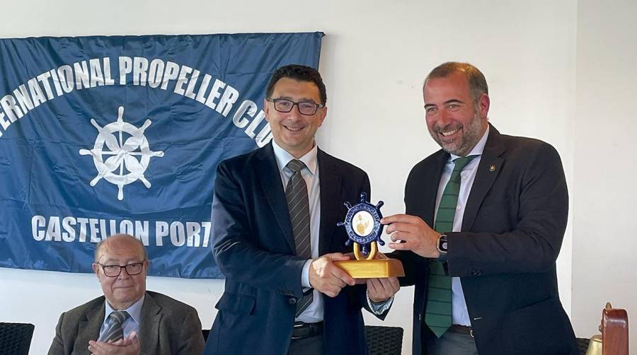 El director de la Autoridad Portuaria de Castellón, Manuel García, recibió una metopa del presidente del Propeller Club Castellón, Javier Herrera.