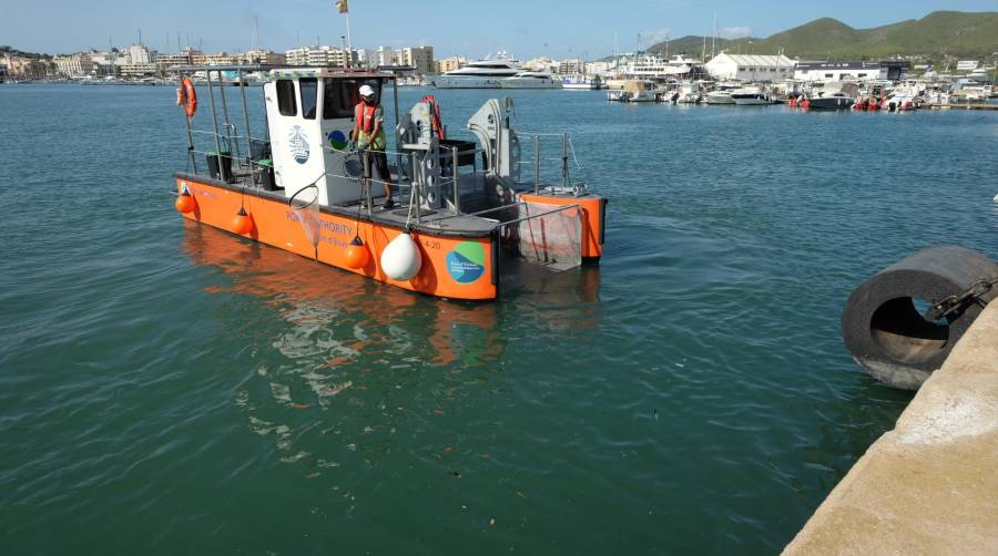 El equipo de limpieza dispone de tres embaraciones autosuficientes energéticamente.