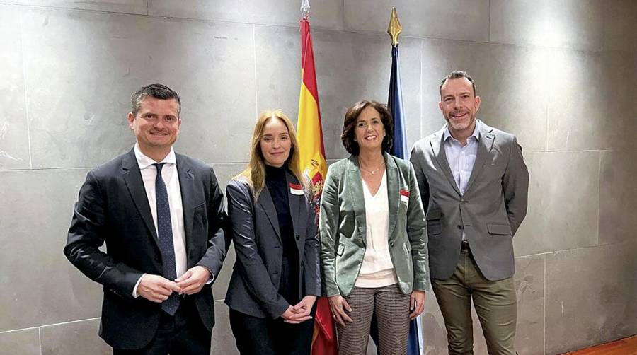 El diputado del PP, Juan Antonio Rojas; Araiz Basurko y Elena Seco, subdirectora y la directora general de la Asociación de Navieros Españoles, (ANAVE) respectivamente ; y el portavoz de la comisión de Transportes y Movilidad Sostenible, Héctor Palencia.