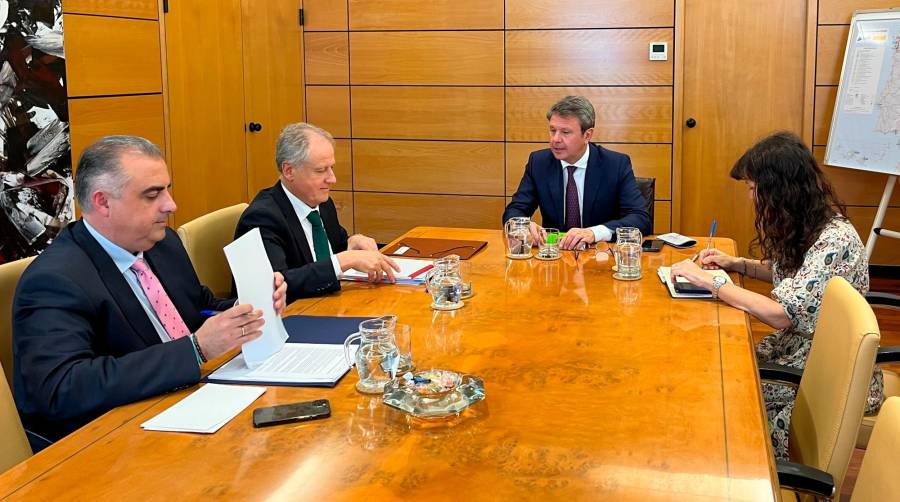 Los consejeros de Industria y Fomento del Gobierno de Cantabria, Eduardo Arasti y Roberto Media, con el secretario de Estado de Transportes, José Antonio Santano.