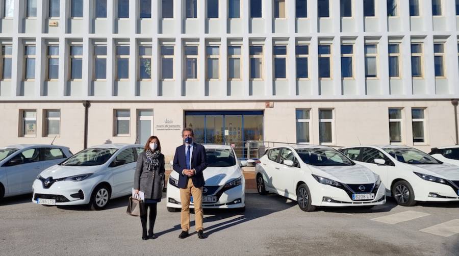 El presidente de la APS, Francisco Mart&iacute;n, recibe siete de los veh&iacute;culos del Plan de Impulso de la cadena de valor de la industria de la automoci&oacute;n de manos de la interventora regional de Cantabria, Ana Jim&eacute;nez.