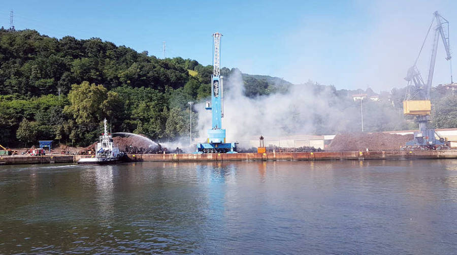 El pasado 2 de agosto, el muelle Lezo-2 del Puerto de Pasaia fue escenario de un incendio cuando ardi&oacute; una pila de chatarra descargada de un barco, sin que se produjeran da&ntilde;os personales, ni siquiera por inhalaci&oacute;n de humo, gracias a la r&aacute;pida y eficaz intervenci&oacute;n de los servicios de emergencias desplegados.