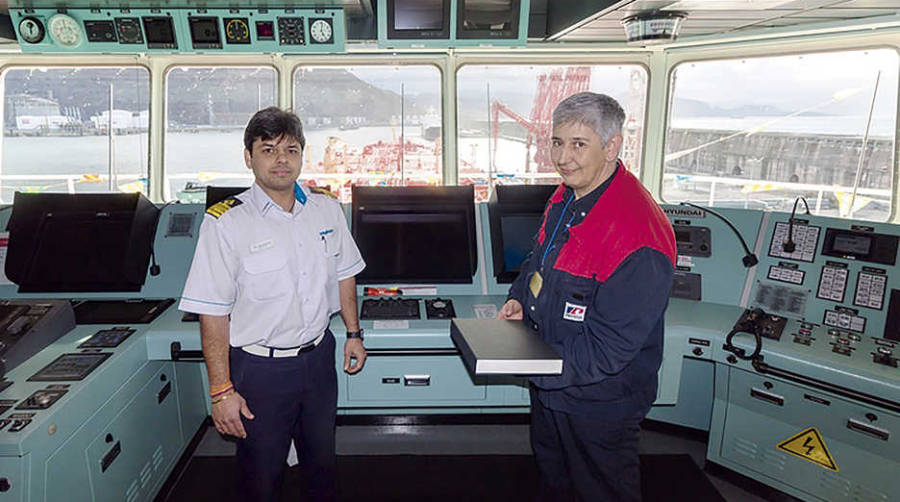 El &quot;Eagle San Francisco&quot; hace su primera escala en la terminal de Petronor del Puerto de Bilbao