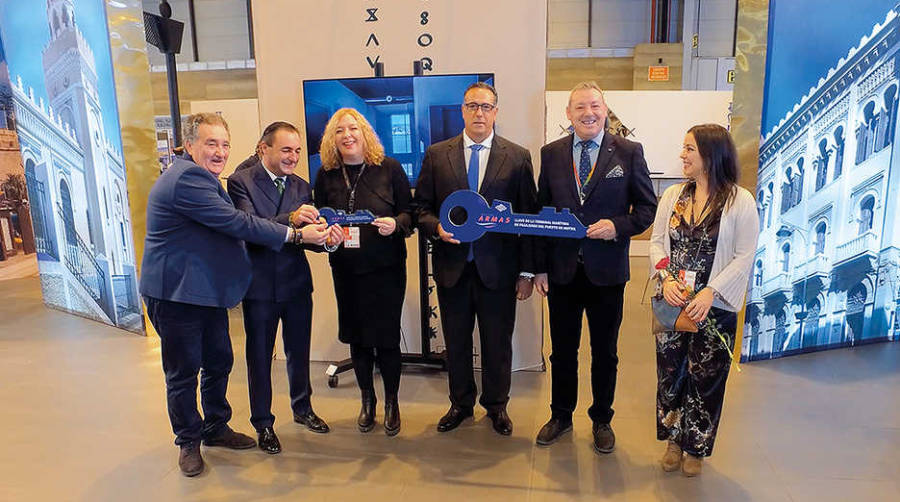 La entrega de llaves tuvo lugar en el stand de Melilla en Fitur.