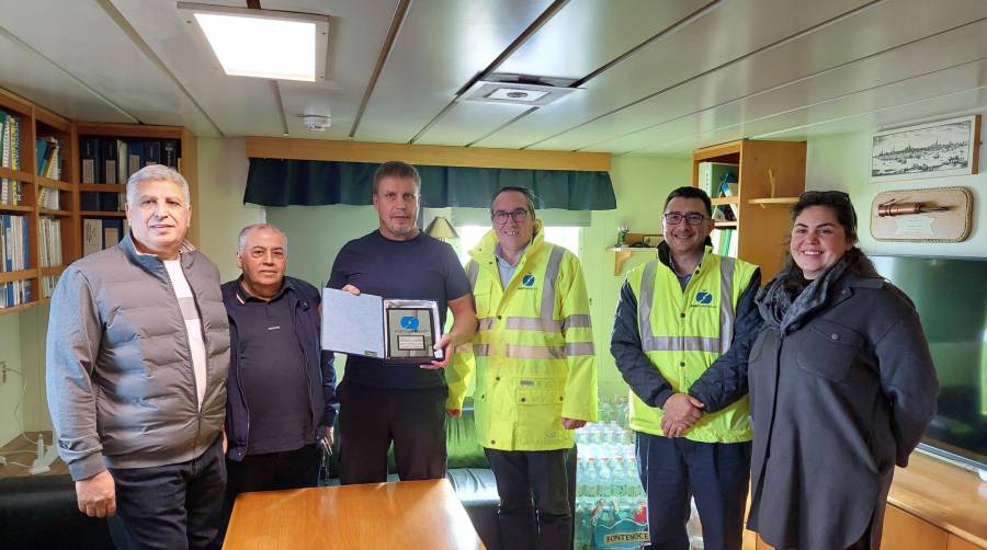 Representantes de la AP de Castellón, Medkon y Carriers LTD durante la entrega de la metopa conmemorativa al capitán del buque “Shipper”.