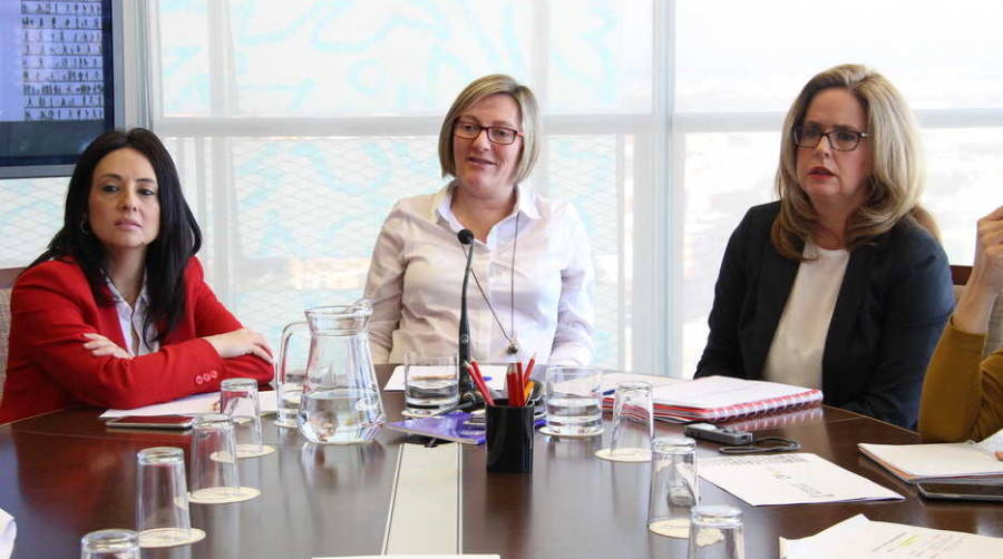 Rebeca Torr&oacute;, Mar&iacute;a Jos&eacute; Salvador y Helena Beunza, ayer en al presentaci&oacute;n de la EVha.