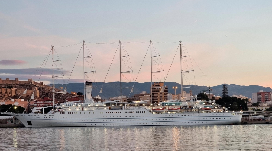 Crucero “Wind Surf” en una de sus escalas en el Puerto de Almería en 2022.