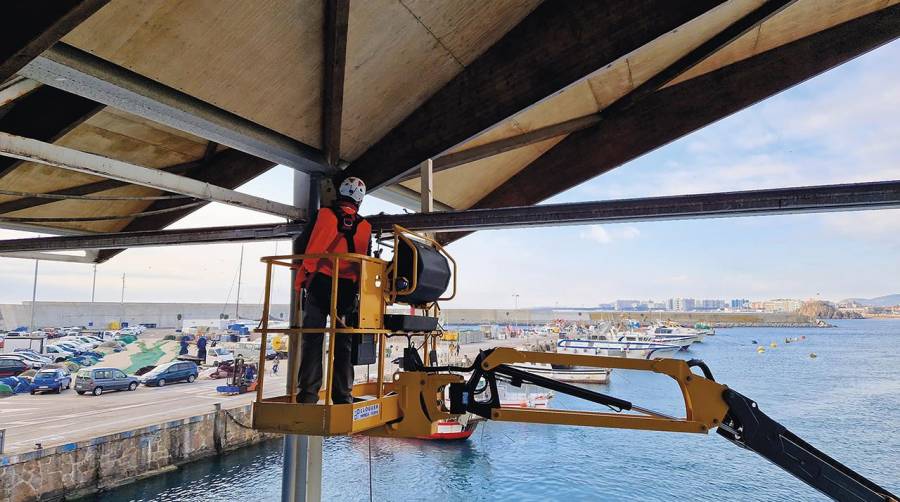 La rehabilitación de la cubierta de la lonja de pez tiene que asegurar la funcionalidad de la estructura y su impermeabilización para mejorar las condiciones de trabajo de los pescadores y los compradores.