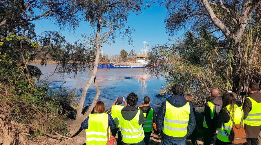 Visita del grupo a la zona de dragado y a los humedales creados en el vaciadero de Butano.