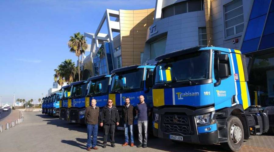 Responsables de Tabisam y de Renault ante las nuevas tractoras adquiridas.