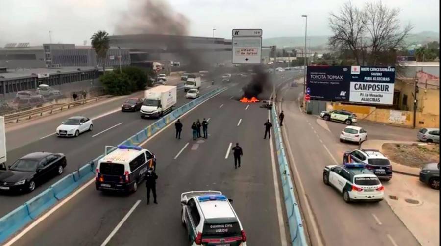 El paro ralentiza la actividad del transporte en los puertos