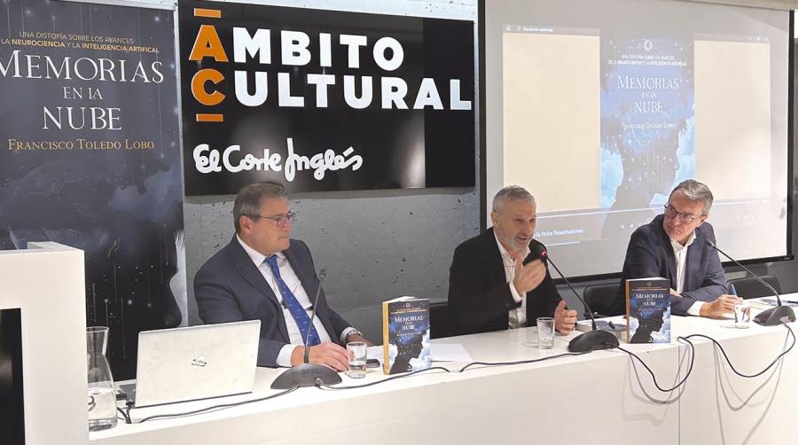 Éxito en la presentación de la segunda novela de Francisco Toledo en el Ámbito Cultural de El Corte Inglés de Valencia. Pau Pérez Rico, director regional de Comunicación y Relaciones Institucionales de El Corte Inglés, Francisco Toledo, escritor y Bernardo Guzmán, director de la Cadena SER Comunitat Valenciana.