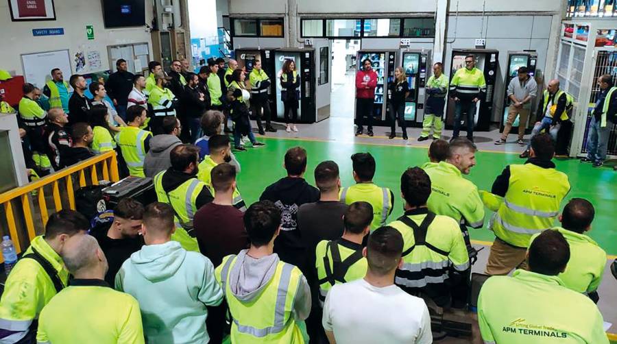 Asamblea de trabajadores de las empresas estibadoras del Port de Barcelona convocada por Coordinadora USTP el pasado 16 de noviembre.