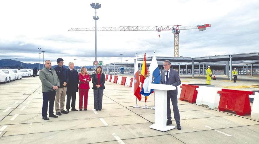 El presidente del Puerto de Santander, César Díaz, durante su intervención en el acto de inicio de las obras de ampliación del silo de automóviles.