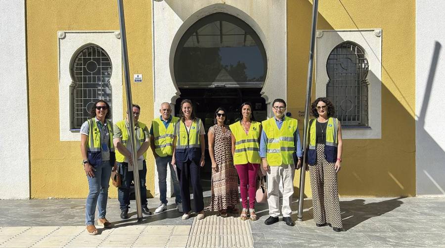 La directora territorial de Medioambiente, Marta Mañá, mantiene un encuentro con el director de PortCastelló, Manuel García, para evaluar el cumplimiento de este pionero convenio ambiental con Conselleria. En la imagen, ambos acompañados por sus equipos de trabajo.