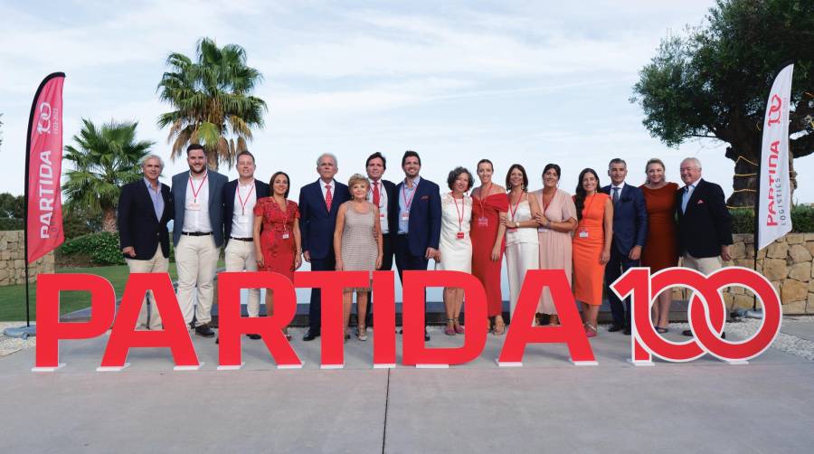 Foto de familia de los directivos y socios de Partida Logistics en el acto de su 100 aniversario, celebrado el 16 de septiembre.