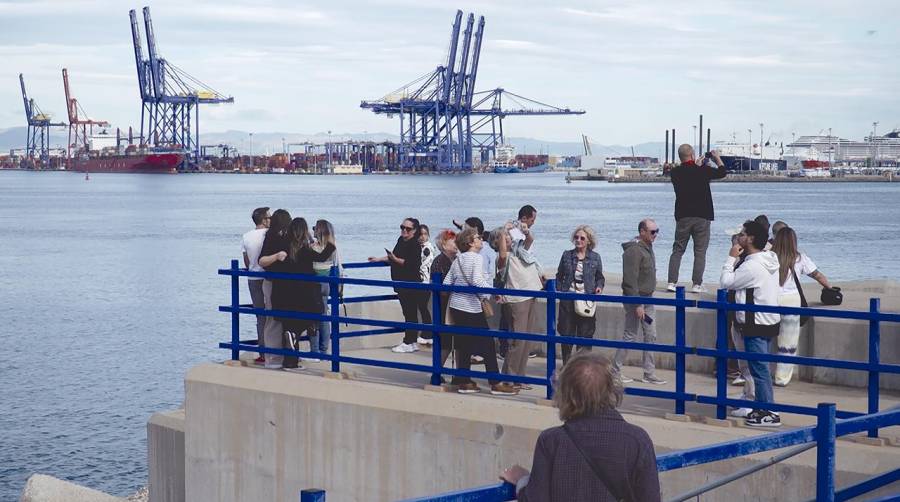 Cientos de personas participan en las visitas gratuitas en bus al Puerto de Valencia