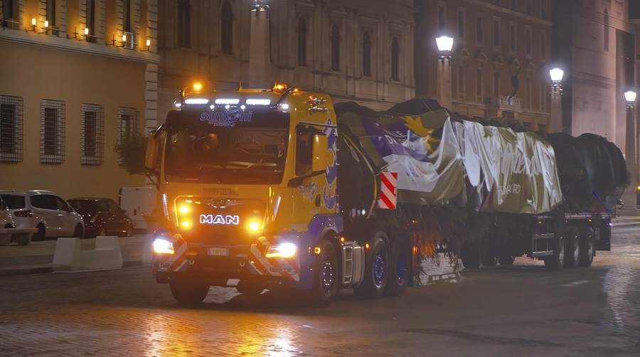 Así se transportó el árbol de Navidad del Papa