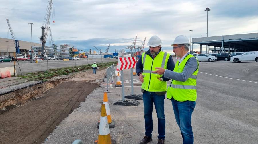 El presidente de la AP de Santander, César Díaz (derecha), con Christian Manrique, jefe de Infraestructuras y Dominio Público de la APS.