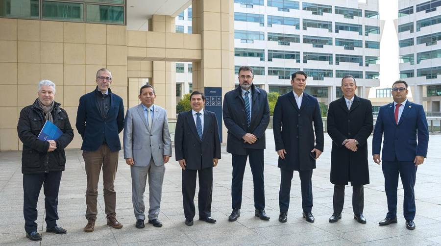 Lluís Salvadó, presidente del Puerto de Barcelona, y el ministro de Economía de Guatemala, Janio Rosales, en el centro de la imagen, acompañados por miembros de la delegación del gobierno guatemalteco y otros directivos del Puerto de Barcelona.