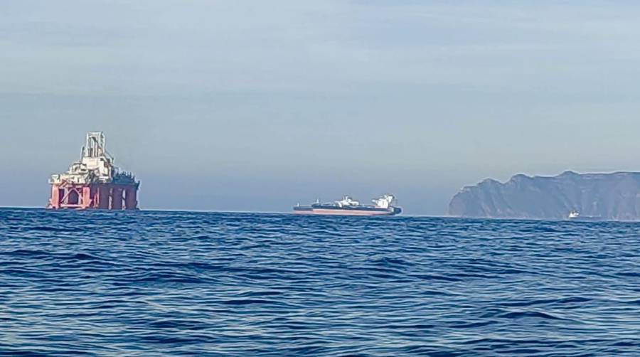 La plataforma en la zona de fondeo del Puerto de Cartagena.