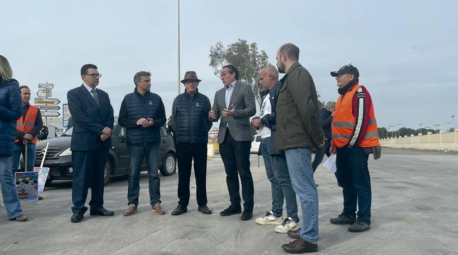 Rubén Ibáñez y Manuel García, presidente y director de la Autoridad Portuaria de Castellón, han acompañado a los agricultores en su protesta en el acceso al recinto portuario.