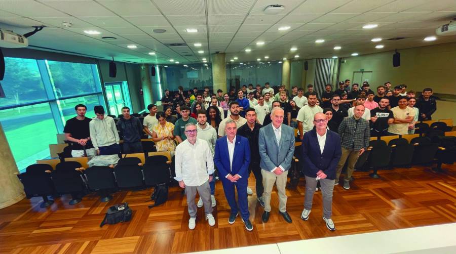 Los máximos responsables del INS les Salines y de la Asociación de Consignatarios de Barcelona con parte del alumnado del INS les Salines en el acto de entrega de diplomas en el CZFB. Foto C.C.