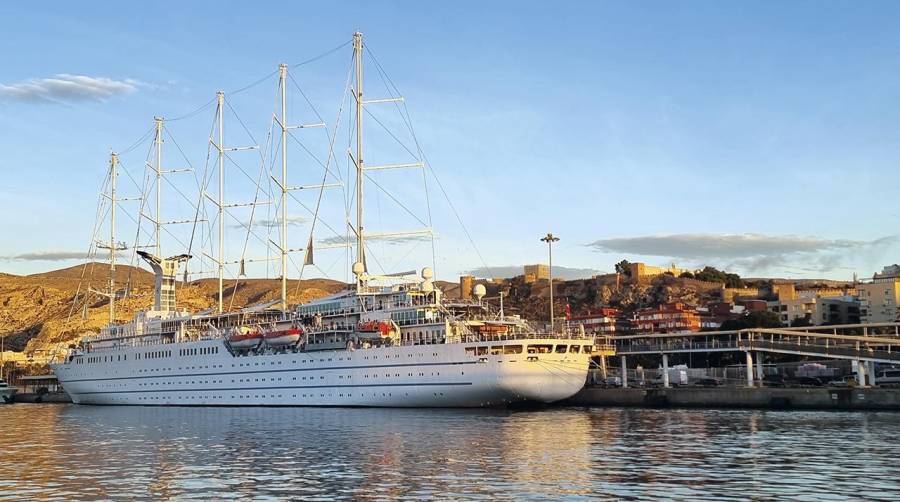 El crucero “Wind Surf” realizará en Almería la primera de sus cuatro escalas previstas este año.