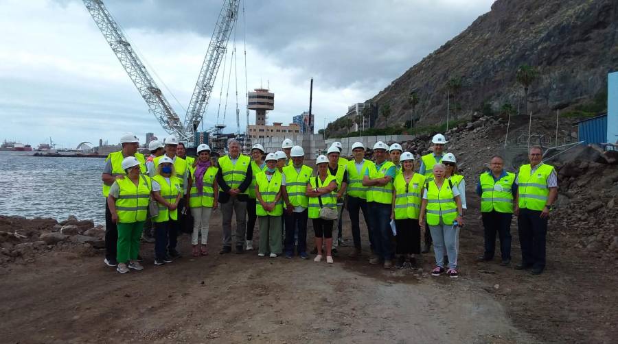 Un momento de la visita de los representantes vecinales a las obras.