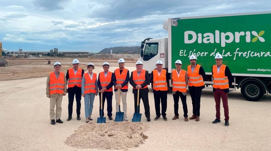 Representantes de Inurban, Musgrave y el Ayuntamiento de Monforte del Cid en el acto de colocación de la primera piedra de la nueva nave.