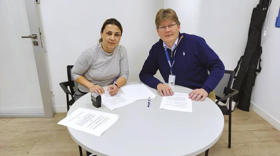 Vanesa Colorado, delegada del comité de empresa y Hans Tepper, director de Port Nou.