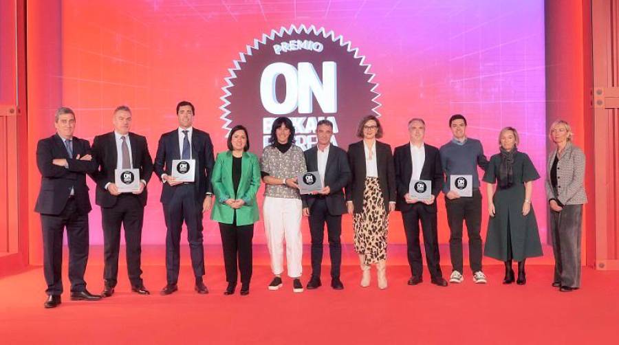 Alexander Sparber, Managing Director en Sparber Group (tercero por la izquierda), junto al resto de premiados y responsables de la Diputación Foral de Bizkaia (la diputada general, Elixabete Etxanobe, quinta por la derecha; Ainara Basurko, diputada foral de Promoción Económica, segunda por la derecha); CEBEK (Carolina Pérez Toledo, presidenta, primera por la derecha); Bilbao Exhibition Centre (Xabier Basáñez, director general, primero por la izquierda), entre otros.